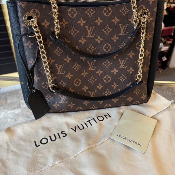 Louis Vuitton - Picture 13 of 15